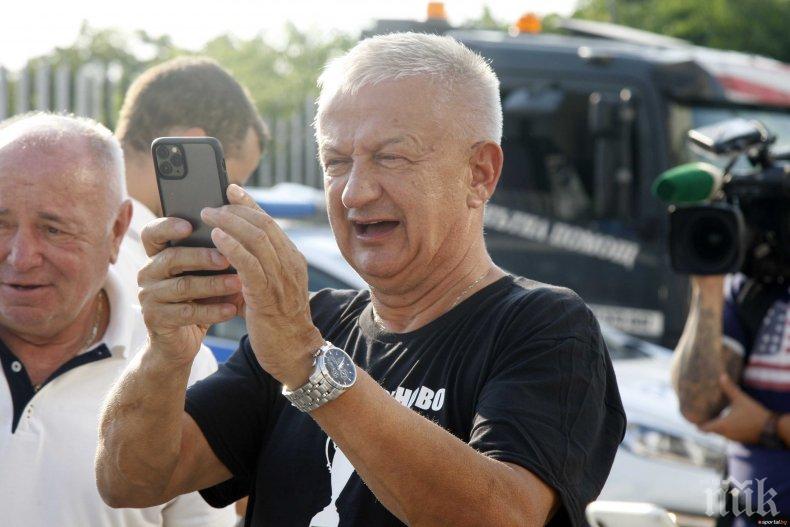 Крушарски на баня с легенда на софийското Локо (ПИКАНТНА СНИМКА)