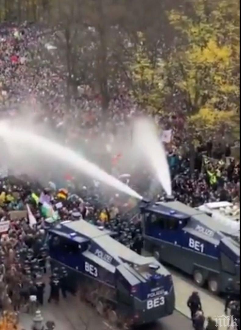 Водни оръдия и арести за германци на протест против мерките срещу коронавируса (ВИДЕО)