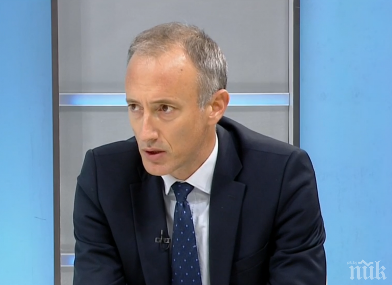 Министър Вълчев обясни защо са задължителни маските: Нашата система ще остане с един от най-либералните режими