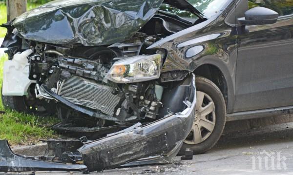 Тежка катастрофа на пътя Русе-Велико Търново: Мъж загина при челен удар между джип и камион