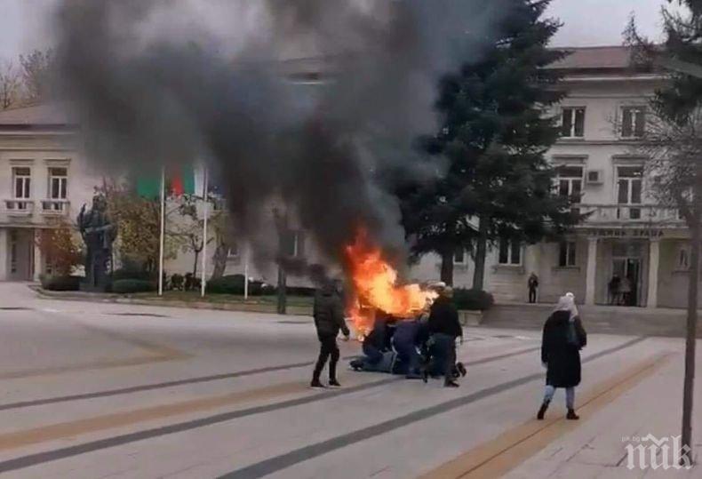 Врачанин драсна клечката на колата си пред общината (СНИМКИ)