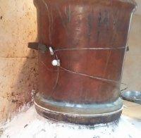 Откраднаха 100 литра ракия барабар с казана