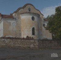180-годишна църква тъне в разруха край Стара Загора - местните искат да я реставрират