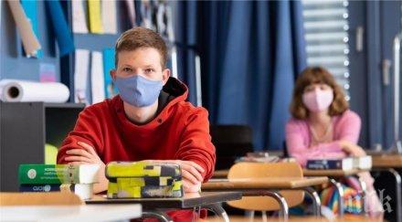 учениците клас връщат класните стаи