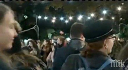 затворете коледния базар мавзолея пълно мазало хора блъсканица плюскане снимки