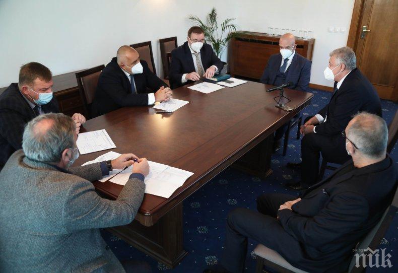 ПЪРВО В ПИК: Борисов проведе спешна среща с щаба! Премиерът сподели: Изкарах тежко COVID-19 и още не мога да се възстановя (ВИДЕО)