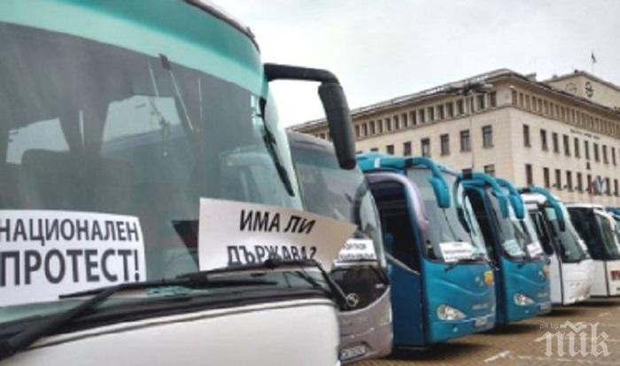 Автобусни и таксиметрови превозвачи готвят протест срещу ветото на Радев