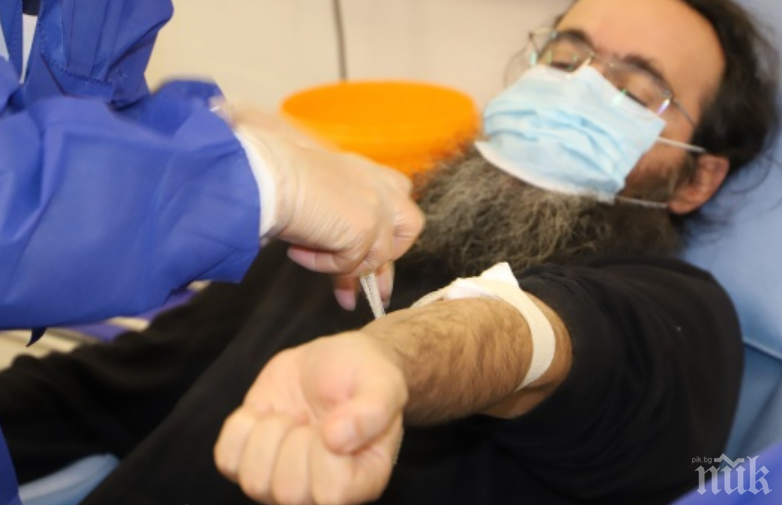 Свещеници дариха кръв във ВМА