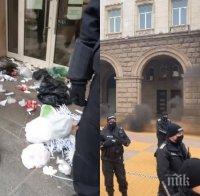 СИГНАЛ ДО ПИК: Пияни протестъри в среднощен екшън с мирни граждани - скочиха на столичанин след погром в частен вход (ОБНОВЕНА)