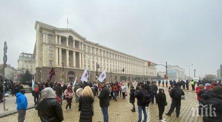 извънредно пик агитки копейкин без маски търсят сблъсък полицията министерски съвет хвърлят бомбички димки видео снимки