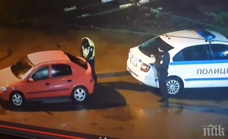 Скандално ВИДЕО разбуни Фейсбук! Полицай краде емблеми на коли по време на работа - СДВР разпореди проверка