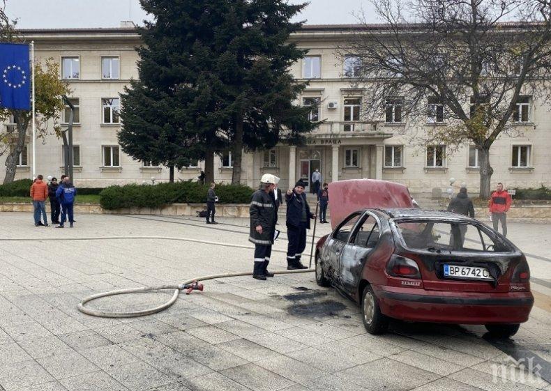 СБЪДНАТА МЕЧТА: Веселин от Враца запалил пред общината колата на тъща си