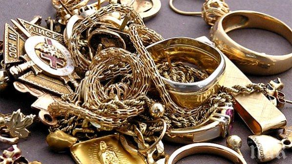Митничари спипаха златни накити за 300 000 лева в бельо