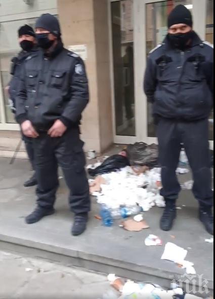ОФИЦИАЛНО: Двама задържани снощи след погромите на метежниците