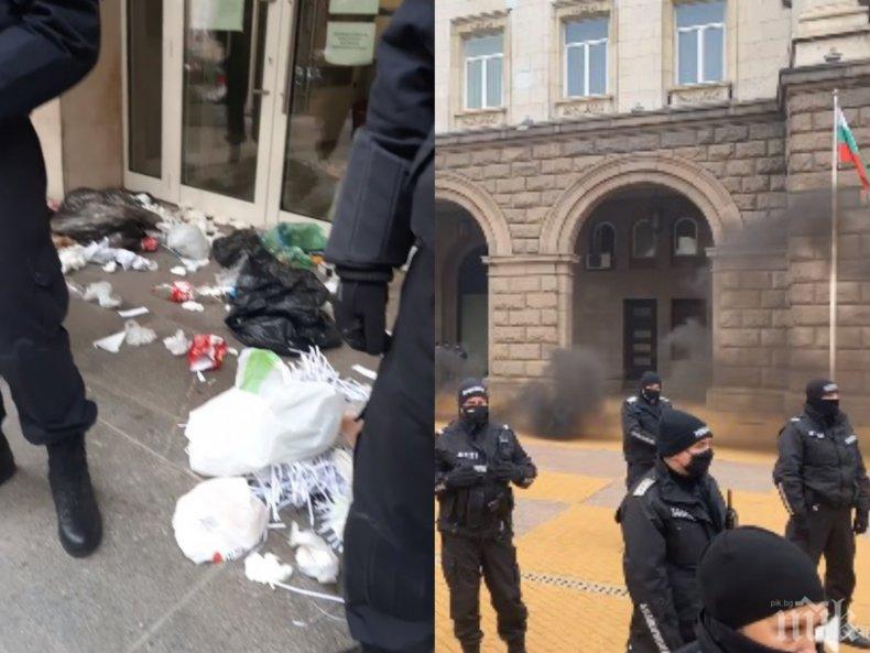 СИГНАЛ ДО ПИК: Пияни протестъри в среднощен екшън с мирни граждани - скочиха на столичанин след погром в частен вход (ОБНОВЕНА) СИГНАЛ ДО ПИК: Пияни протестъри в среднощен екшън с мирни граждани - скочиха на столичанин след погром в частен вход (ОБНОВЕНА)