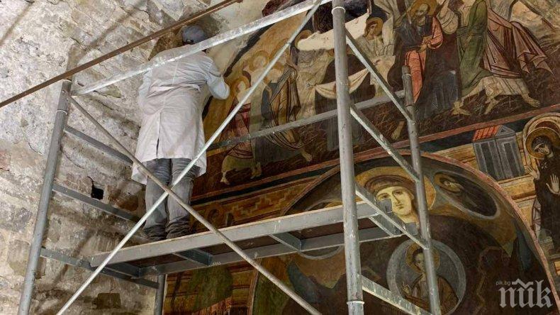 Реставрираха стенописите на два старинни храма в Кюстендилско