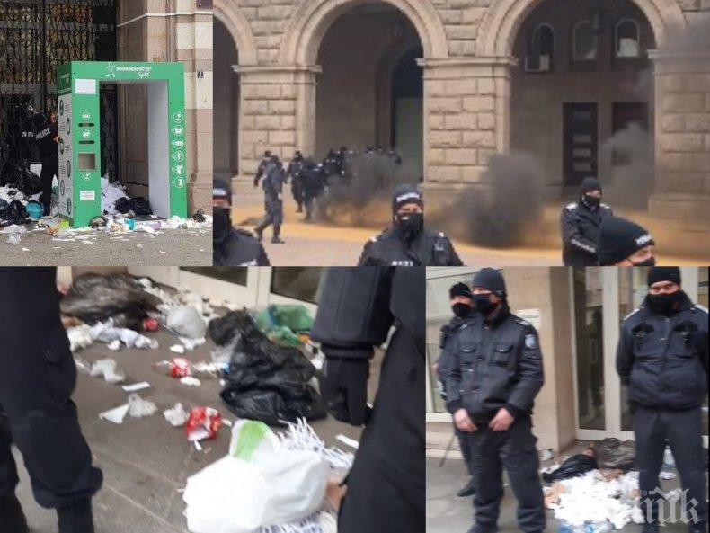 Уродливото лице на метежа - погром в центъра на София след кохортата на Манолова и Копейкин (СНИМКИ) Уродливото лице на метежа - погром в центъра на София след кохортата на Манолова и Копейкин (СНИМКИ)