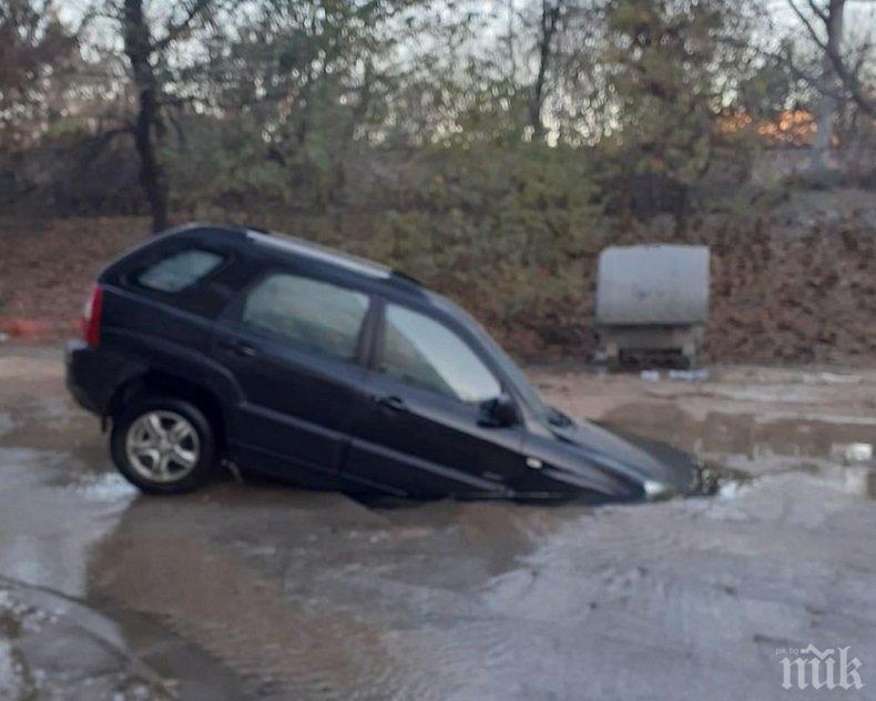 Огромна дупка глътна джип в Пловдив (СНИМКА)