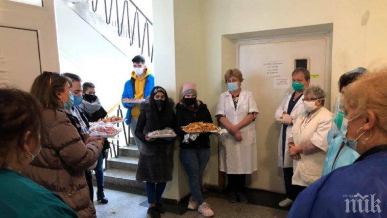 Ученици от Павликени навиха баници за COVID лекари