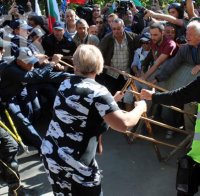 Екшън пред парламента! Протестиращи пробват да нахлуят при депутатите! (снимки)