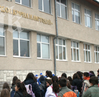 Скандалният учител, обвинен за порноуроци, ще съди училището