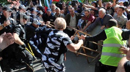 екшън парламента протестиращи пробват нахлуят депутатите снимки