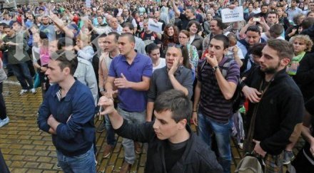 хиляди стичат парламента готови линчуват депутатите