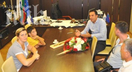 бургаският кмет срещна русначето затрупано пясъка