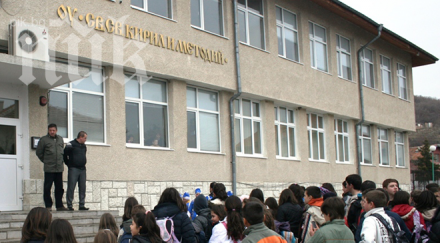 скандалният учител обвинен порноуроци съди училището