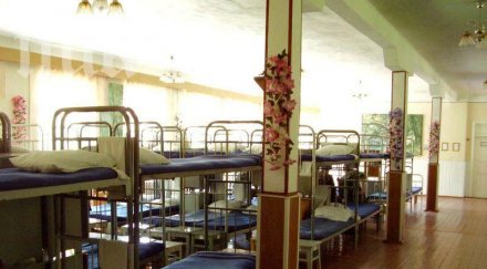 стари казарми поемат бежанци