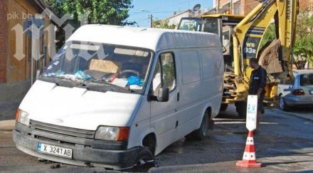 микробус пропадна дупка кръстовище харманли снимка