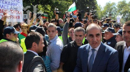 цветан цветанов заигра протестиращите настоя незабавна оставка кабинета орешарски