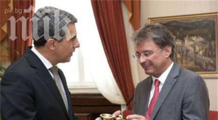 френският посланик тръгва без орден подарък президента