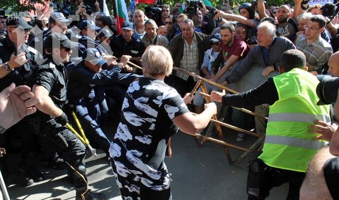 Екшън пред парламента! Протестиращи пробват да нахлуят при депутатите! (снимки)