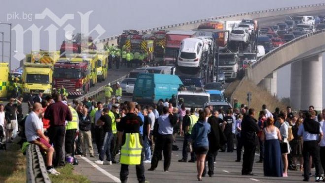 Зверска верижна катастрофа със 130 коли (снимки)