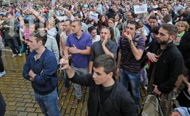 Хиляди се стичат към парламента, готови да линчуват депутатите