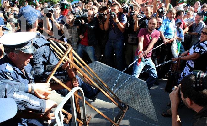 Лили Павлова пред ПИК: Протестиращите не биха нападнали никого