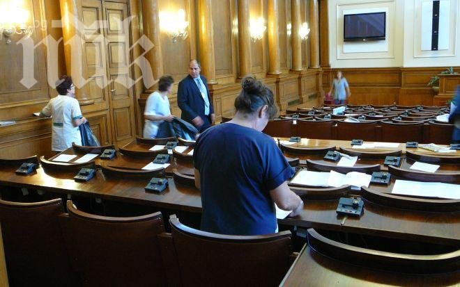 Парламент на трупчета! Пак не събраха кворум, закриха заседанието преждевременно