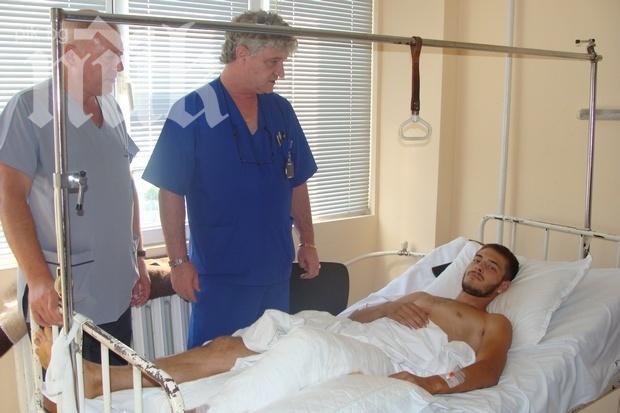 Бургаски лекари спасиха крака на младеж, прерязан с флекс (Снимка)
