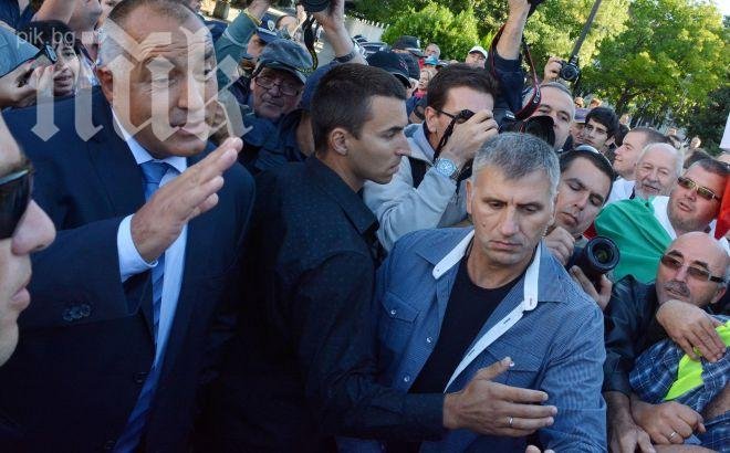 Борисов: Хапех си ръката, докато Шамари и Дудуци идваха под строй пред дома ми
