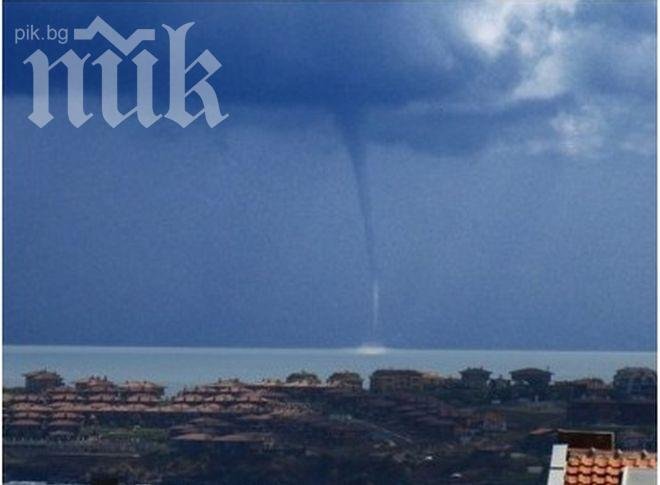 Невиждано торнадо помля плажa в Равда (снимка)