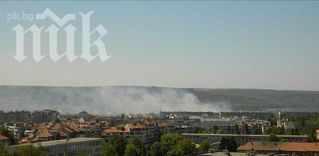 Огромен пожар във варненски квартал
