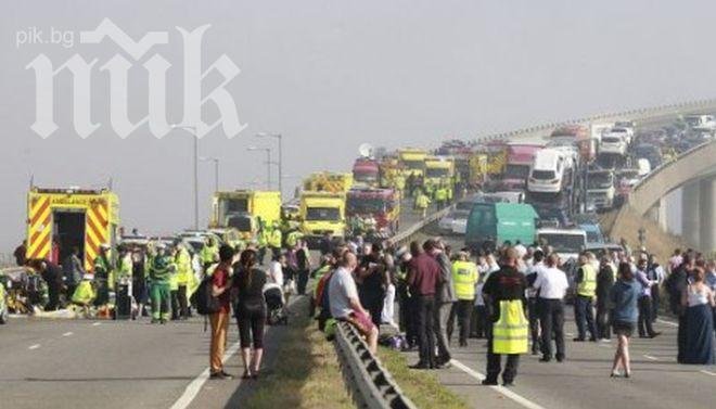 Вижте щетите след гигантската катастрофа в Англия (видео)