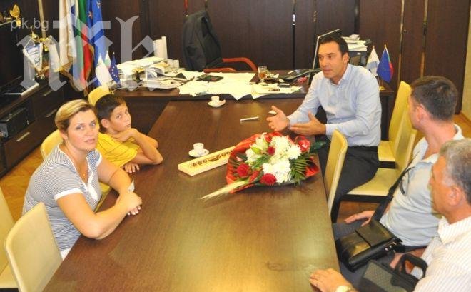 Бургаският кмет се срещна с русначето, затрупано в пясъка