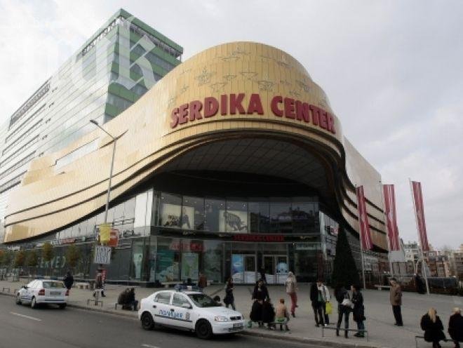 Кошмар! Майка провеси детето си от перилата на мол Сердика. Поиска да го убие пред смаяния баща!