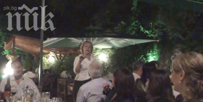 Ново шоу с Цецка! Бившата шефка на парламента забавлява партийци с хит на Булат Окуджава (видео)