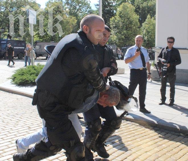 Само в ПИК! Задържан вчера при мелето пред парламента ще съди МВР за произвол