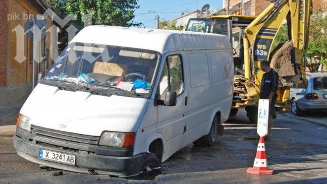 Микробус пропадна в дупка на кръстовище в Харманли (снимка)