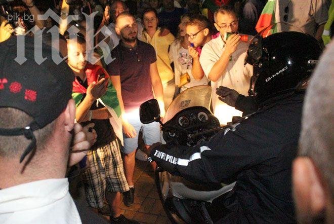 Демонстранти без малко да линчуват полицаи с мотори до парламента