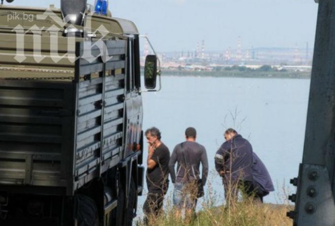 БМВ на дъното на бургаско езеро - две горили го потопили, след като го свили от собственика (обновена)